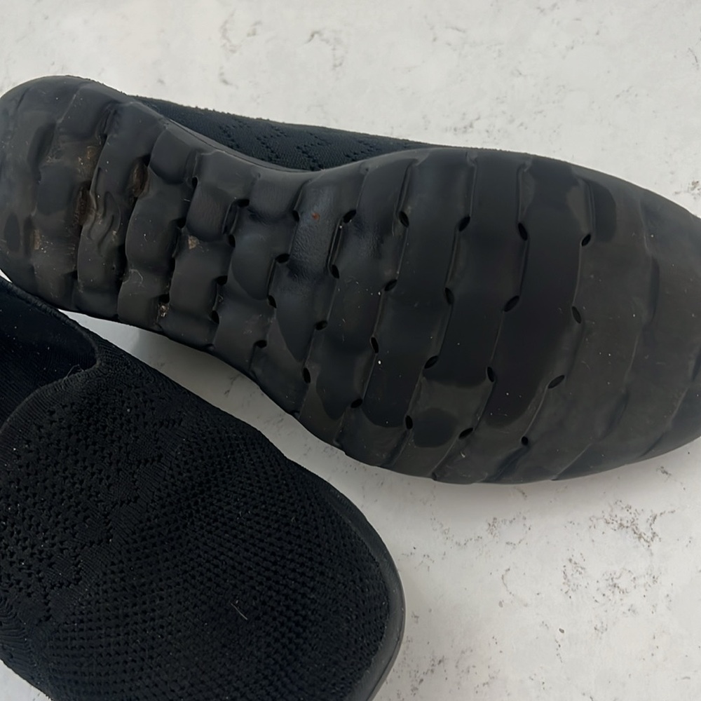 Soft, comfortable Skechers shoes in black. Size ladies 81/2. - Picture 5 of 5